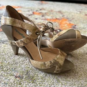 ANTHROPOLOGIE FARYLROBIN Green Leather Snake Heels - 10